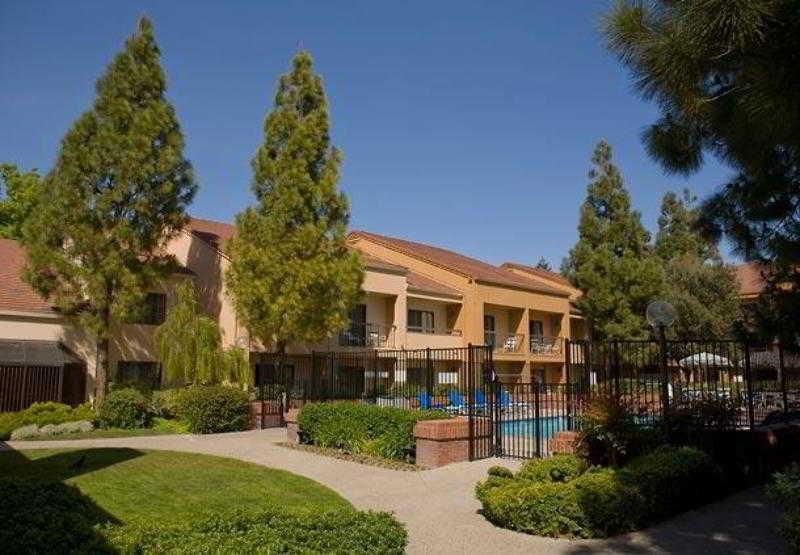 Courtyard By Marriott Pleasanton Hotel Exterior foto